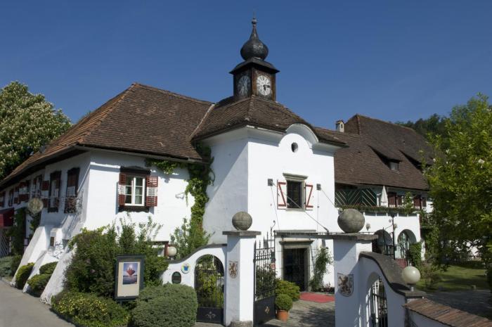 hotel schloss leonstain