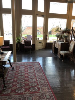The Courtland Hotel And Day Spa,Fort Scott>>Crawford County,2 star
