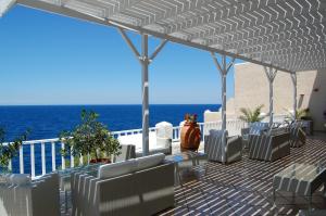 cavos bay hotel and studios