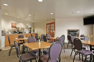 days inn and suites by wyndham thompson