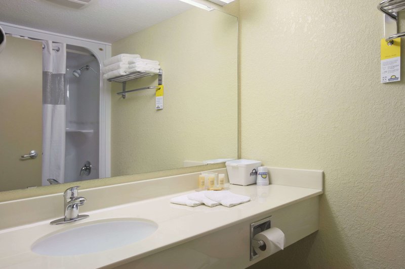 days inn and suites by wyndham thompson