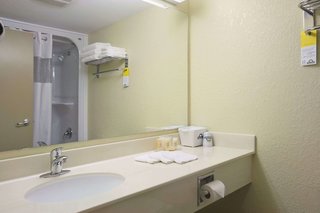 days inn and suites by wyndham thompson