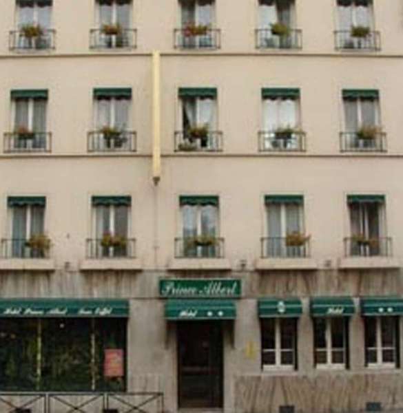 alyss saphir cambronne eiffel hotel