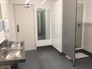 surf n snow backpackers hostel