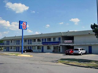 Motel 6 Kansas City, Mo - Airport,Near Zona Rosa Shopping Mall,2 star