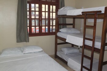 pe na areia beach hostel