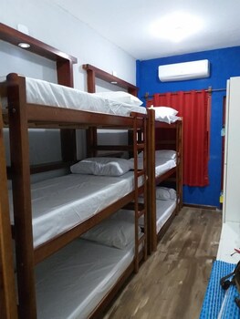 pe na areia beach hostel