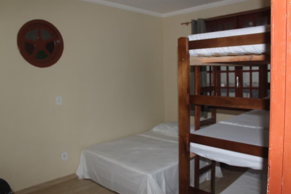 pe na areia beach hostel