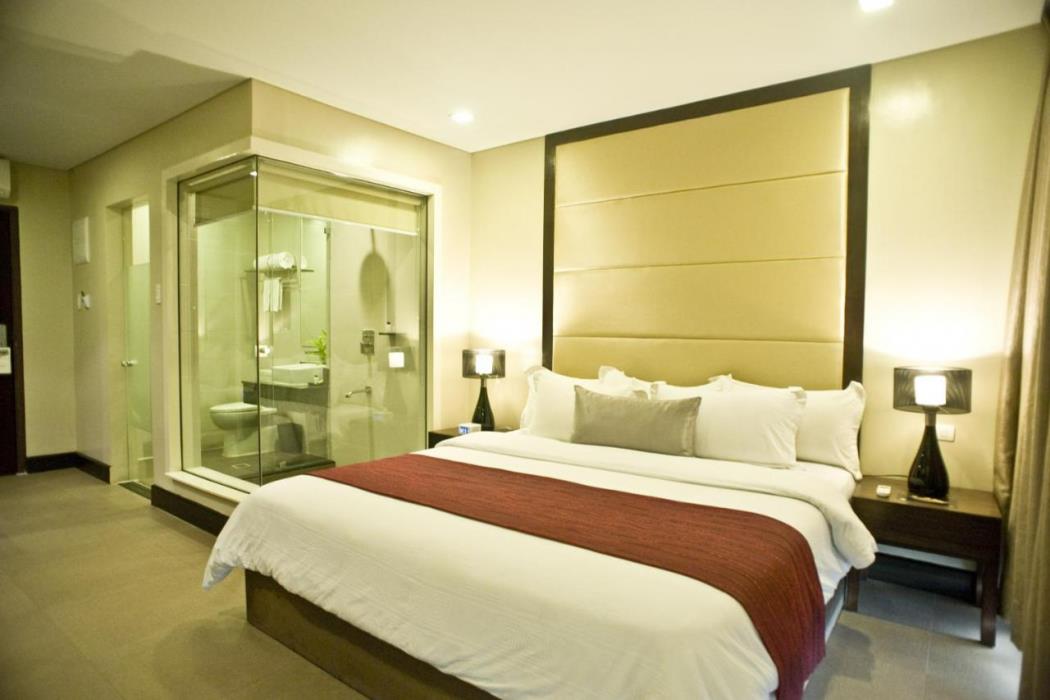 goldberry suites and hotel mactan