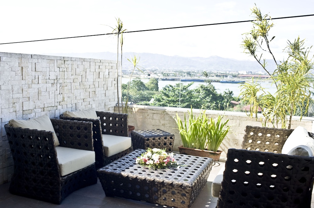 goldberry suites and hotel mactan