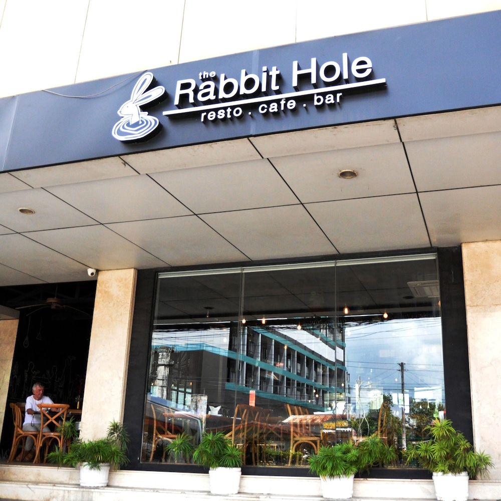 goldberry suites and hotel mactan
