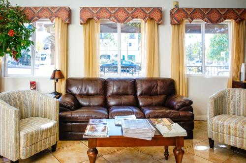 lamplighter inn and suites