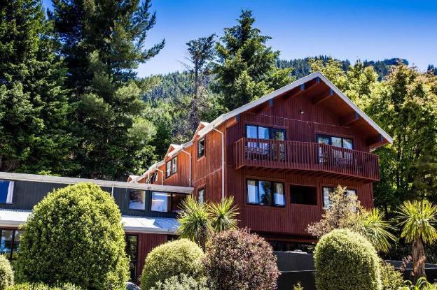 yha queenstown lakefront adults only