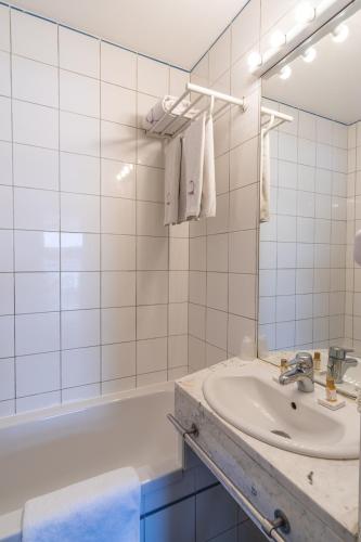 Ours Blanc - Place Victor Hugo,Toulouse>>Montpellier,2 star