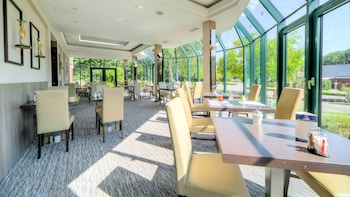 hotel and aparthotel casteau resort mons