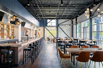 delta hotels by marriott milwaukee northwest