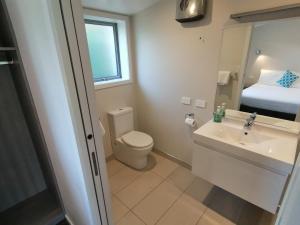 edgewater motel te anau