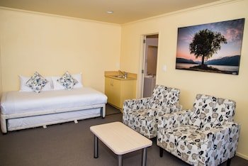 edgewater motel te anau