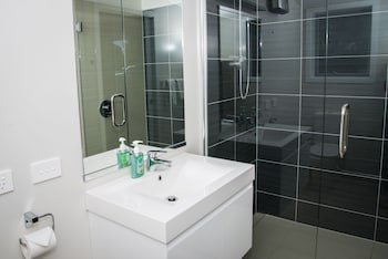 edgewater motel te anau