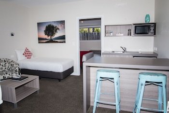 edgewater motel te anau