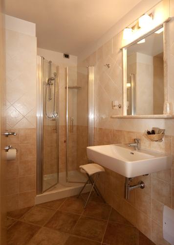 hotel villa gustui maris