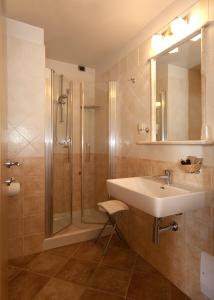 hotel villa gustui maris