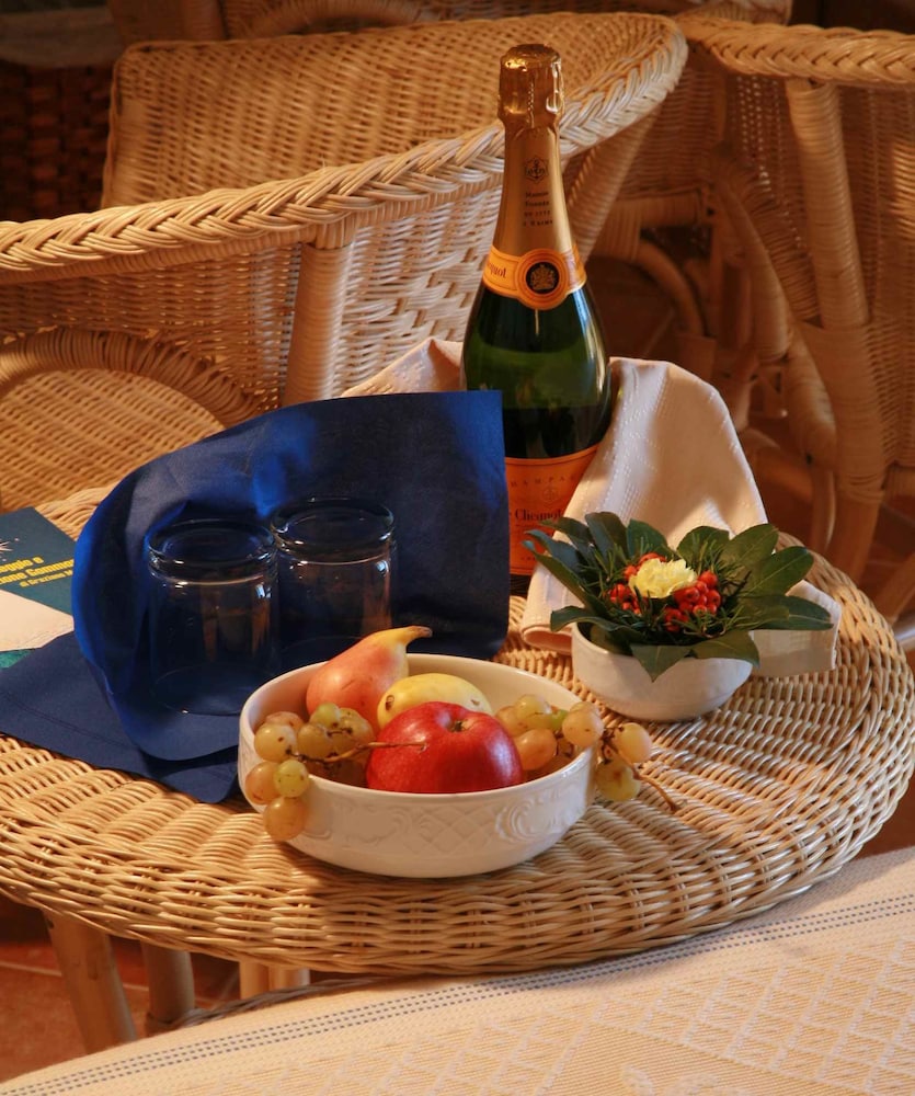 hotel villa gustui maris