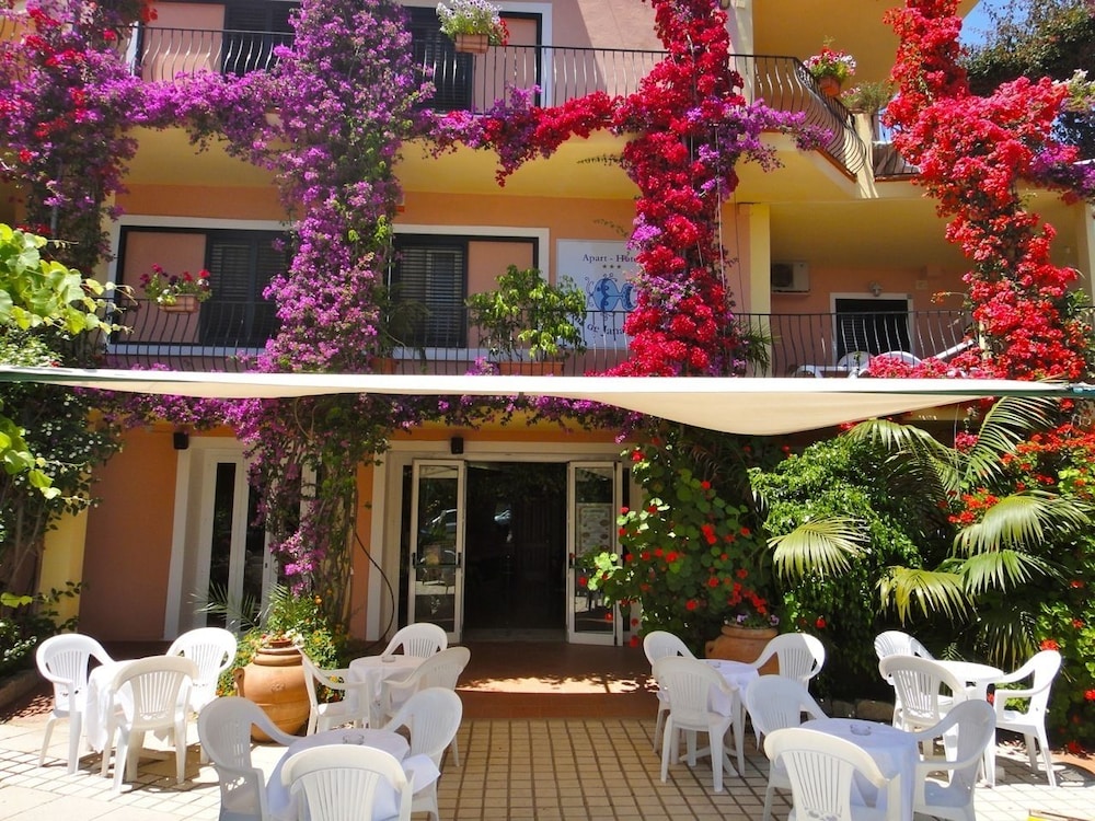 aparthotel domus de janas sul mare