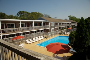 Holiday Hill Inn & Suites