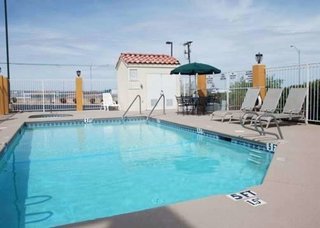 Econo Lodge Inn & Suites,El Paso County>>El Paso,2 star