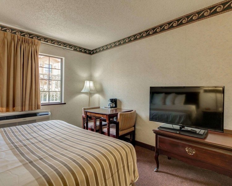 econo lodge inn and suites