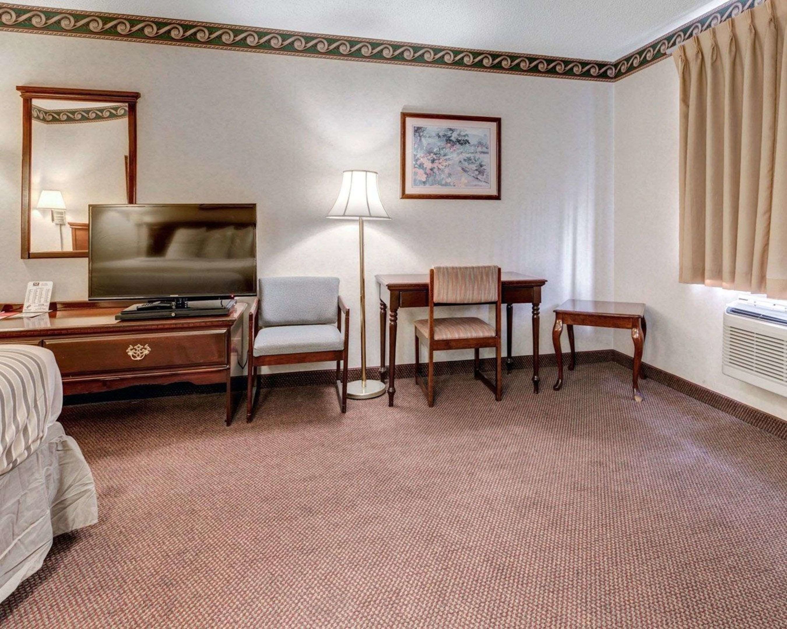 econo lodge inn and suites