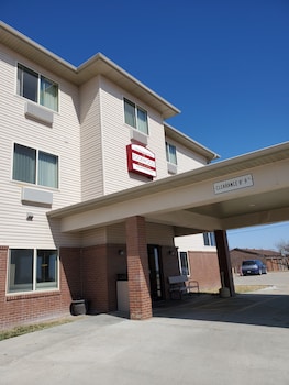 Edgewood Hotel & Suites