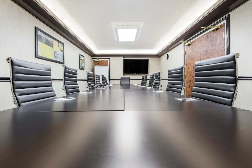 quality inn airport west