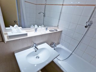 greet hotel villeneuve la garenne