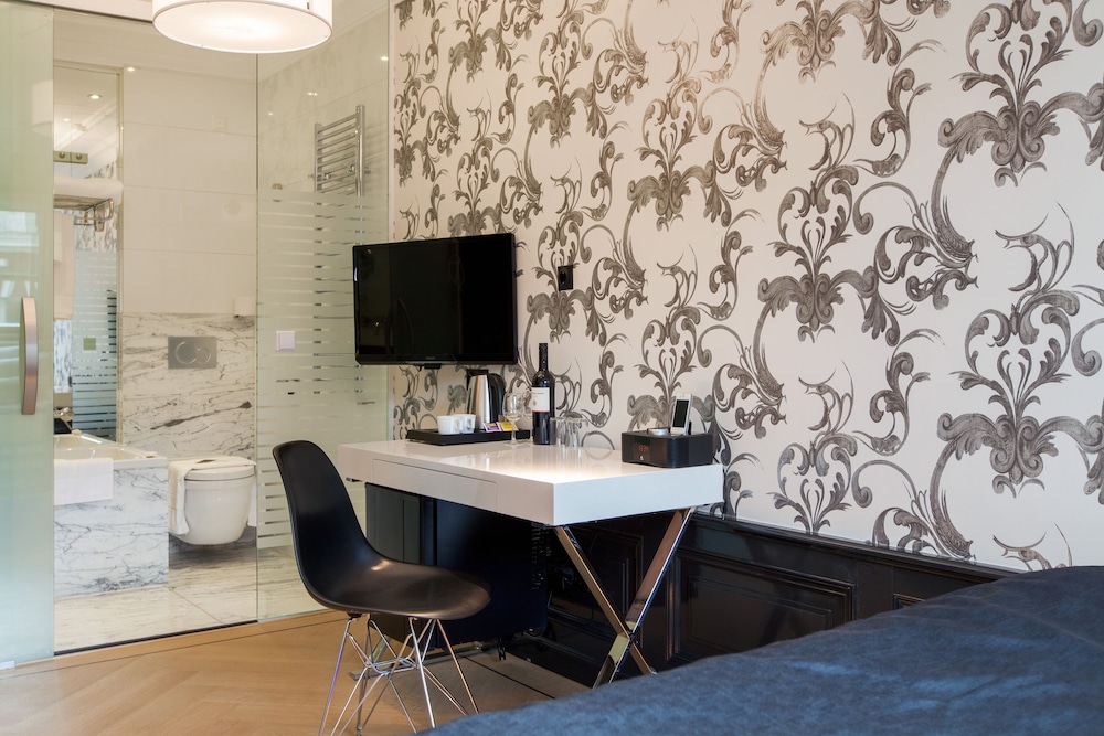 the amsterdam canal hotel