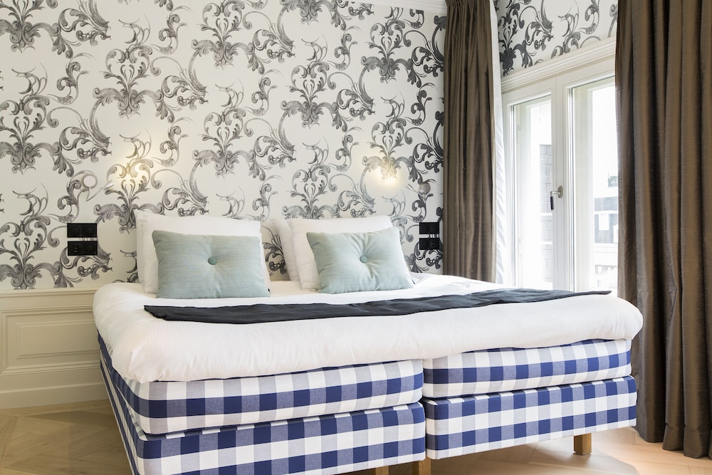the amsterdam canal hotel
