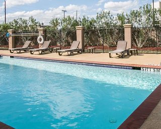 Rest Well Inn & Suites,222 Airtex Boulevard,3 star