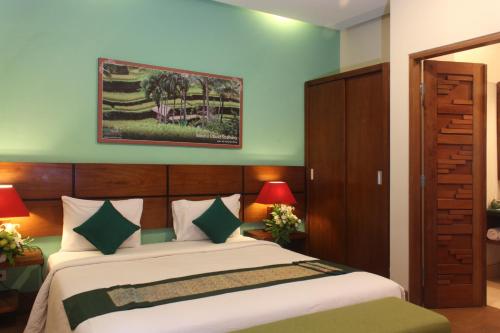 the green zhurga suites
