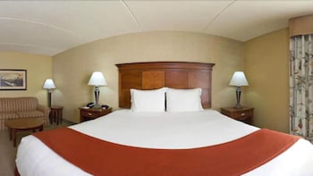 holiday inn express and suites bloomington by ihg