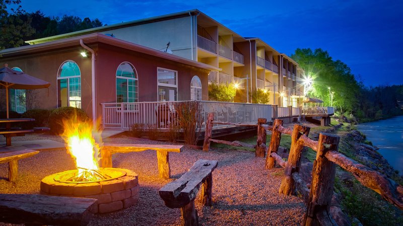 Best Western Plus River Escape Inn & Suites