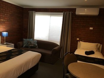 Melton Motor Inn & Apartments,Melton>>Melbourne,4 star