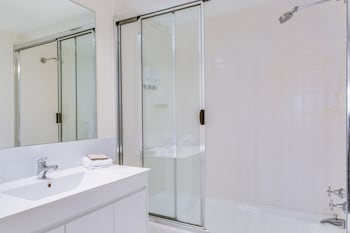 metro apartments on king street