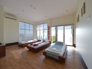 ngwe saung yacht club and resort