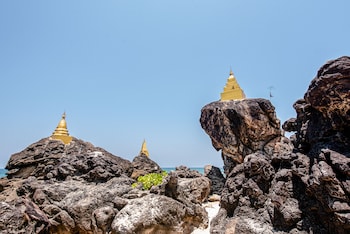 ngwe saung yacht club and resort