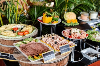 ngwe saung yacht club and resort