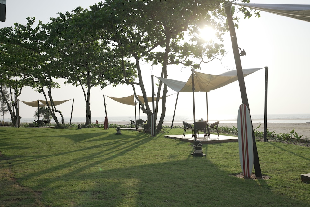 ngwe saung yacht club and resort