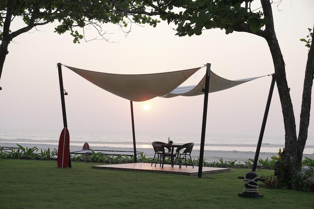 ngwe saung yacht club and resort