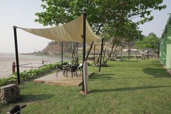 ngwe saung yacht club and resort