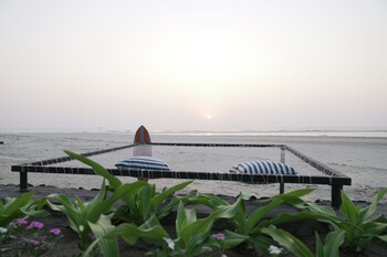 ngwe saung yacht club and resort